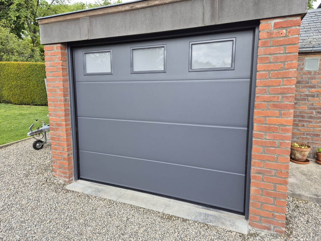 Porte de garage sectionnelle installée par AGL Services